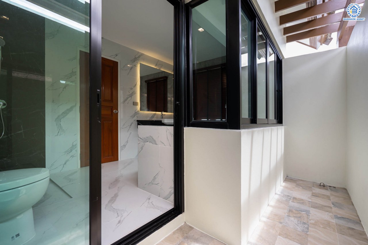 บ้านมือสองตกแต่งใหม่ แบรนด์ Q.House ม.ลัดดารมย์ ปิ่นเกล้า หลังใหญ่ตกแต่งเรียบหรู เนื้อที่ 92.8 ตร.ว. พื้นที่ใช้สอยเยอะถึง 320 ตร.ม. ฟังก์ชันจัดเต็ม 3 ห้องนอน 4 ห้องน้ำ 1 ห้องอเนกประสงค์ 1 ห้องแม่บ้าน จอดรถได้ 4 คัน พร้อม Living Room กว้าง บนทำเลศักยภาพ ใกล้เซ็นทรัลเวสต์เกต, วงเวียนพระราม5, ทางด่วน "กาญจนาภิเษก" และรถไฟฟ้า "สถานีตลาดบางใหญ่"